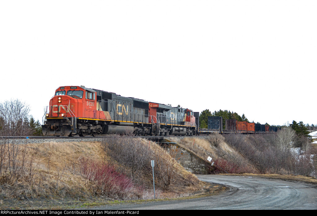 CN 5626 leads 403 on Rang 1 viaduct